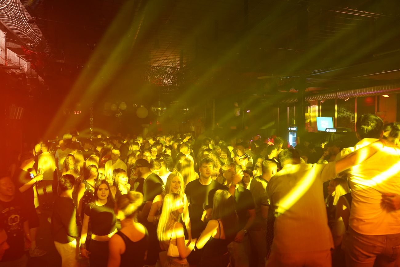 Voller Dancefloor im gelben Licht