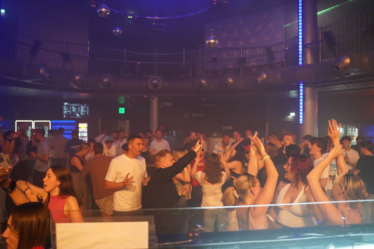Menge mit erhobenen Händen im Club