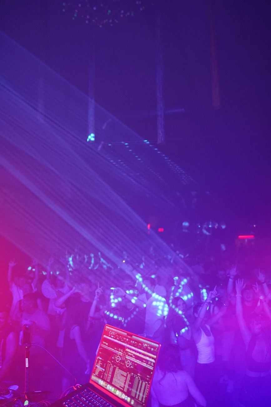 Menge unter violetten Lasern
