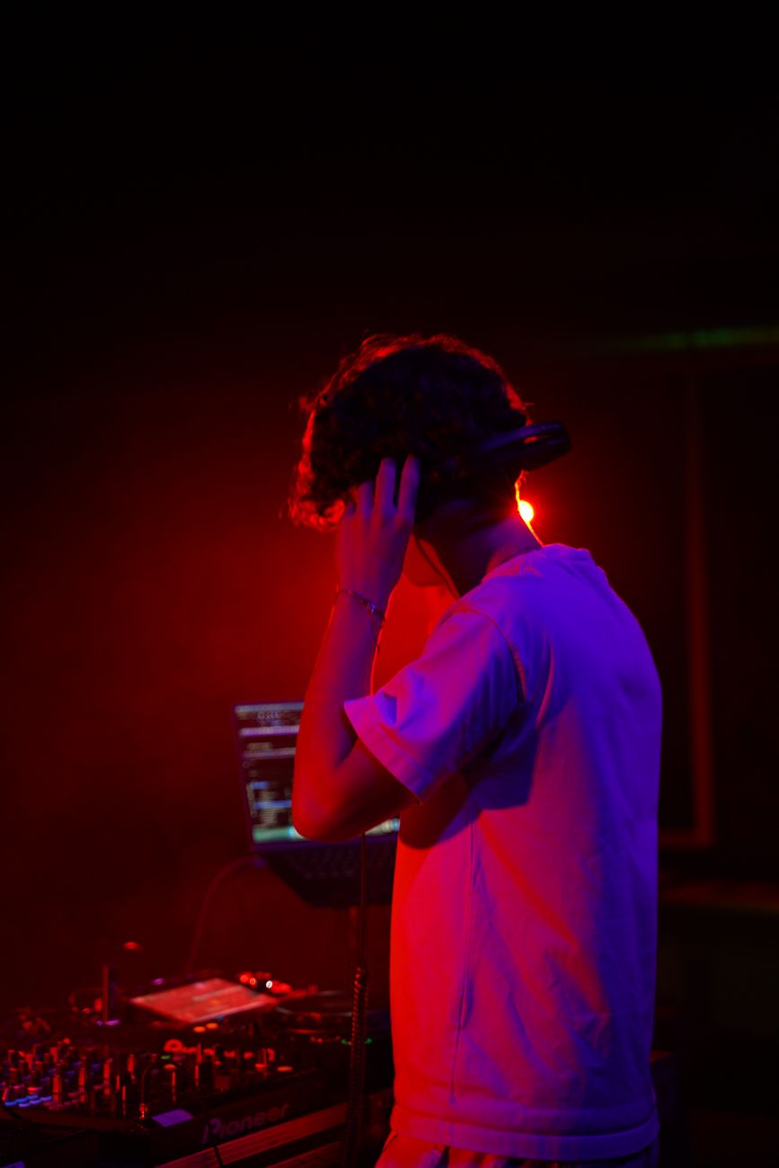 DJ CEDIX im Profil, blau-rotes Bühnenlicht