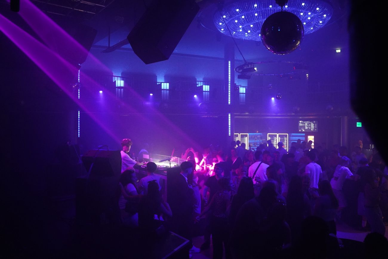 Club mit Discokugel und Laserlicht